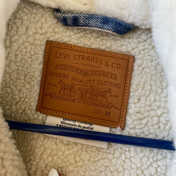 Authentic Levi’s denim bomber jacket! - Picture 3 of 8